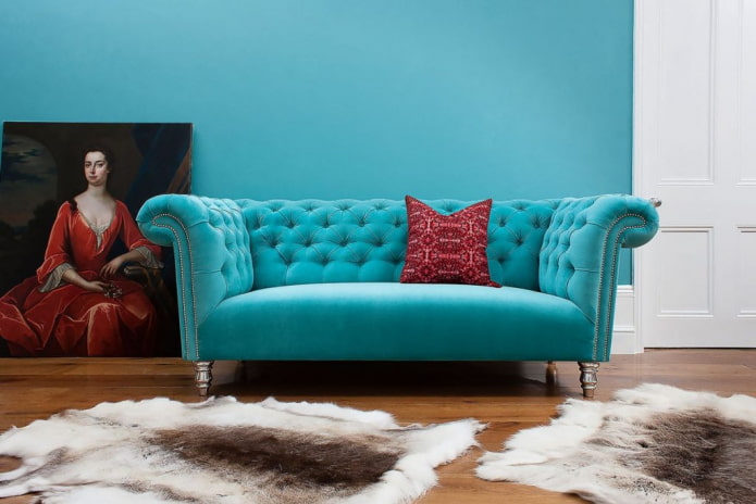 türkisfarbenes Chesterfield-Sofa im Innenraum
