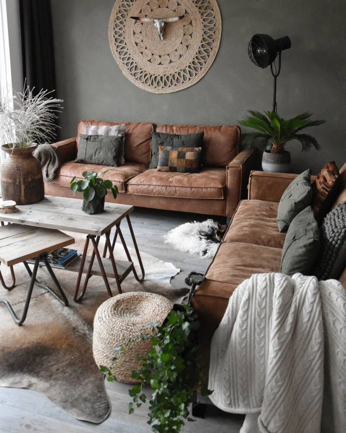 Wohnzimmer mit zwei Sofas