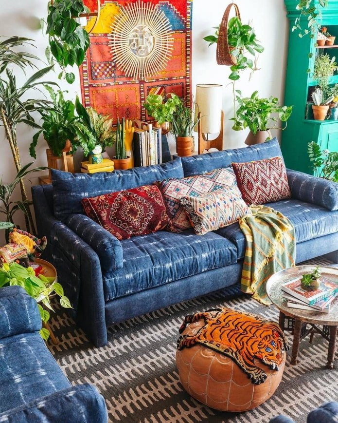 farbiges Sofa im Innenraum