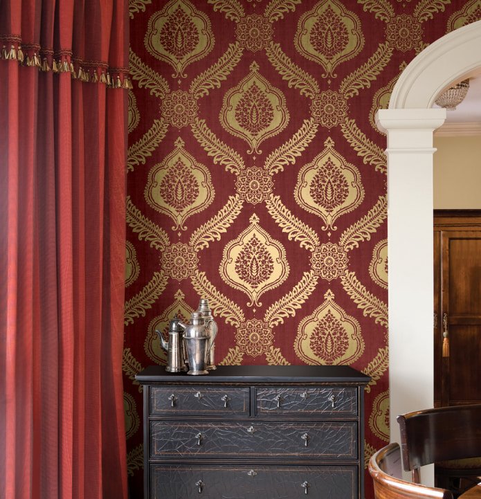 Tapete in Burgunderrot und Gold