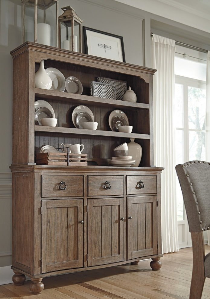 Sideboard mit offenen Regalen