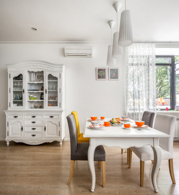 Weißes Sideboard im Esszimmer