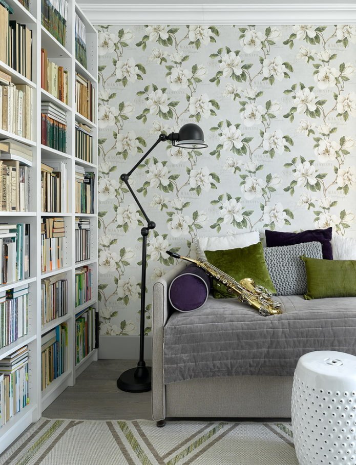 Papiertapete mit Blumen im Innenraum