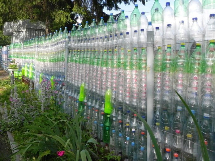 Zaun aus Plastikflaschen