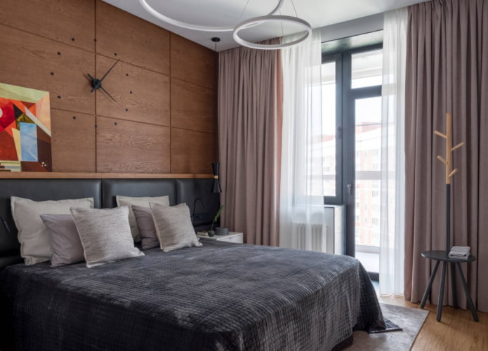 Uhr über dem Bett
