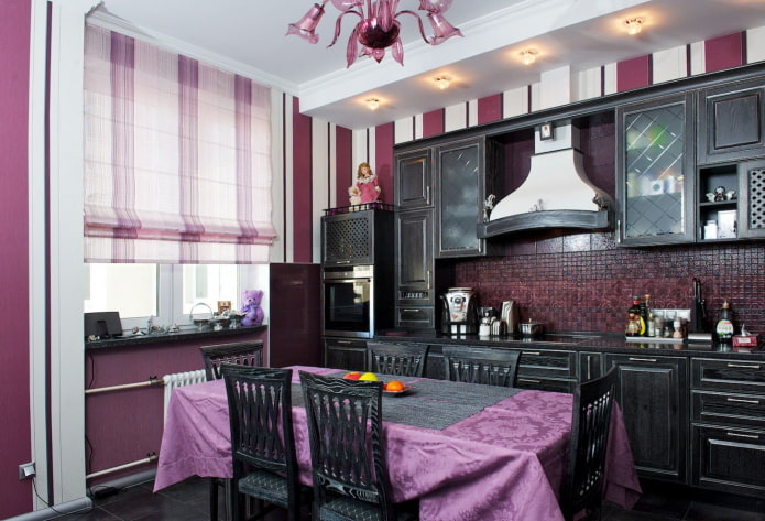 Kücheninterieur in Schwarz- und Lilatönen