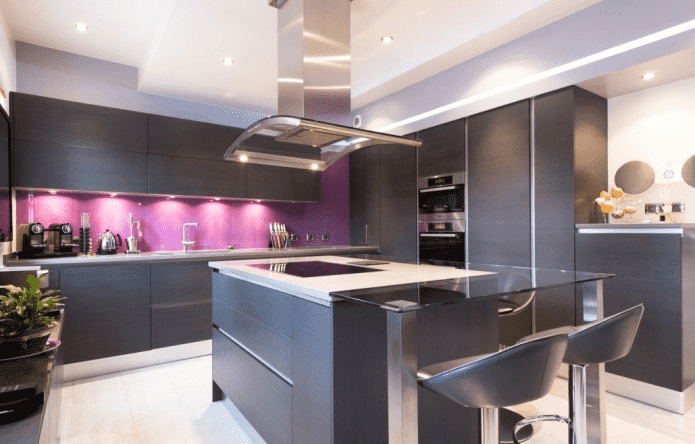 Kücheninterieur in Schwarz- und Lilatönen