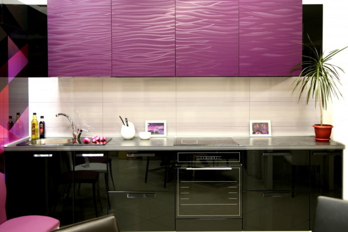Kücheninterieur in Schwarz- und Lilatönen