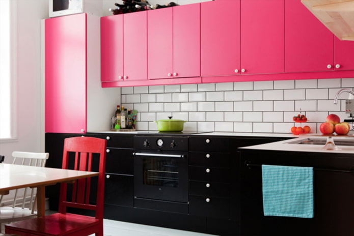 Kücheninterieur in Schwarz- und Rosatönen