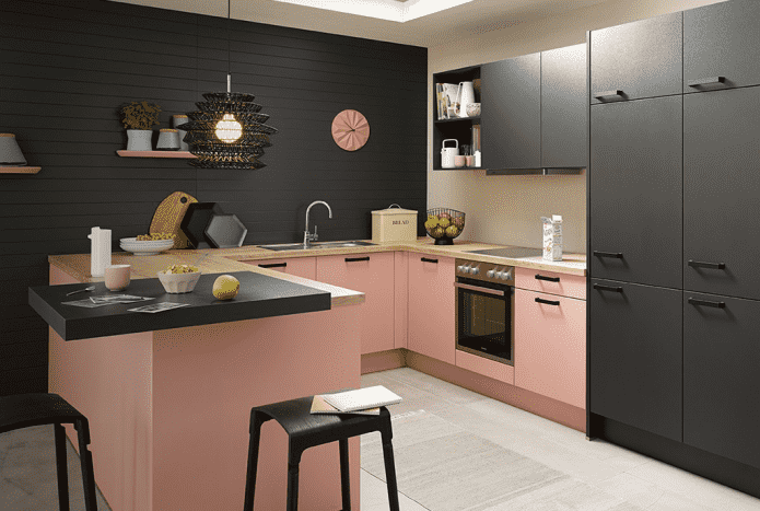 Kücheninterieur in Schwarz- und Rosatönen