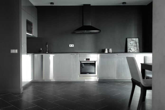 Kücheninterieur in Grau- und Schwarztönen
