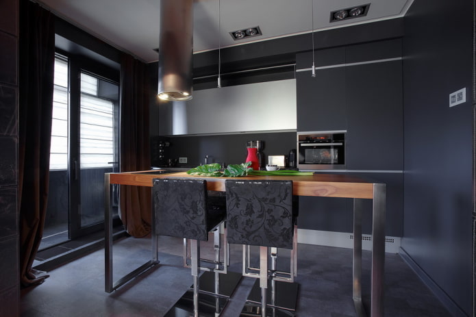 Essgruppe im Kücheninterieur in Schwarztönen