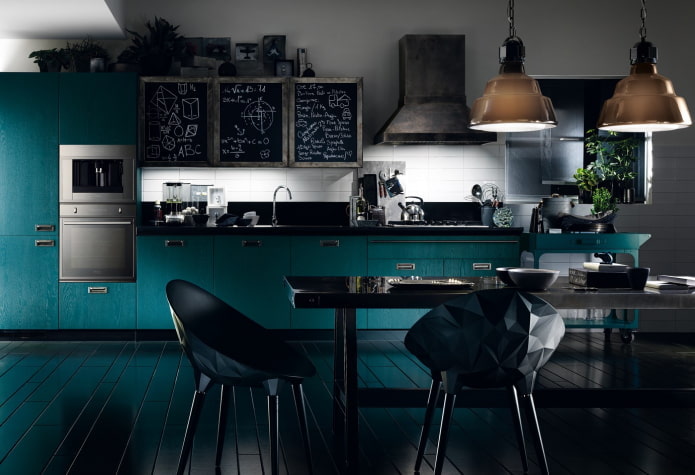 Kücheninterieur in Schwarz- und Türkistönen