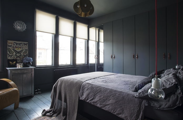 Möbel im Schlafzimmer-Interieur in Schwarztönen