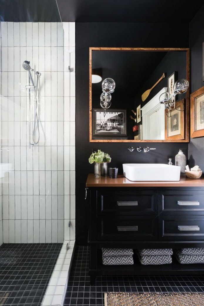 schwarz-weißes Badezimmer