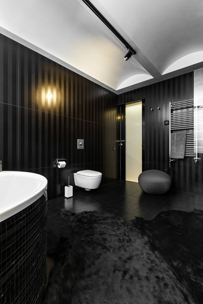 schwarzer Teppich im Badezimmer