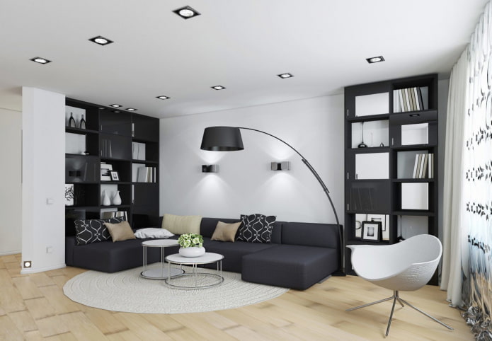 Möbel und Textilien im Wohnzimmer in Schwarz-Weiß-Tönen