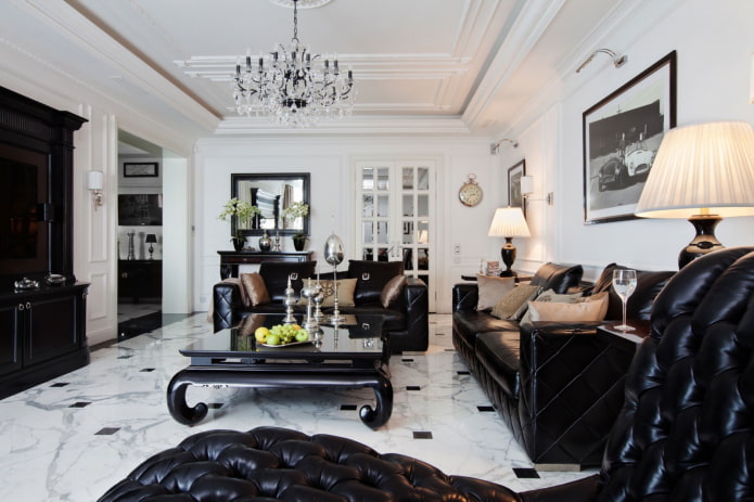 Wohnzimmer in Schwarz-Weiß-Tönen im neoklassizistischen Stil
