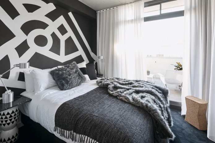 Textilien im Schlafzimmerinterieur in Schwarz-Weiß-Tönen