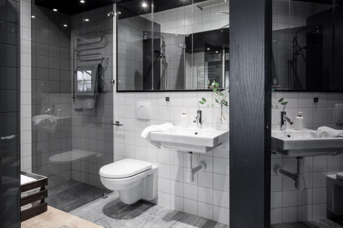 Weiße Fliesen und eine schwarze glänzende Decke