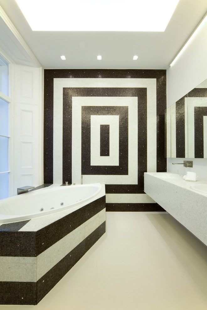schwarz-weißes Badezimmer