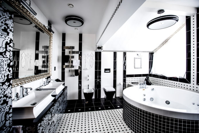 schwarz-weißes Dachbodenbadezimmer