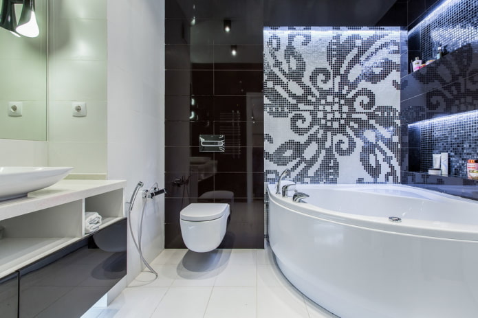 Mosaikplatte über der Badewanne