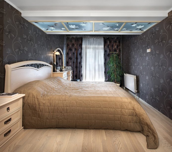 schwarze Vorhänge mit Blumen im Schlafzimmer