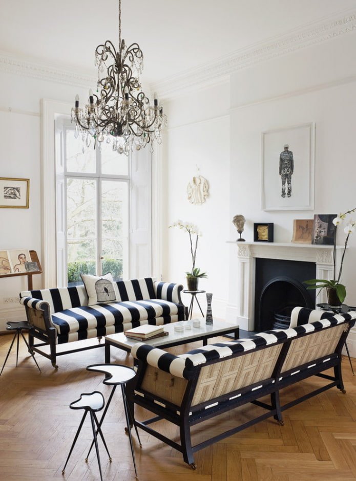gestreiftes Sofa
