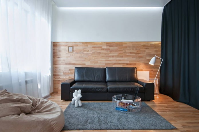 weißer Tüll und ein schwarzes Sofa