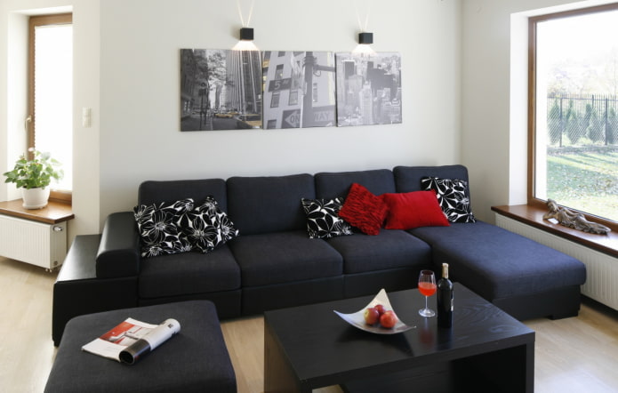 schwarzes Sofa mit Kissen