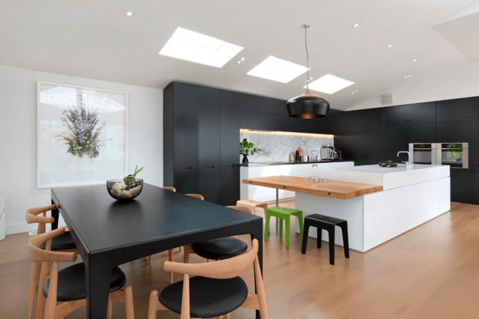modernes schwarzes Set im Kücheninterieur