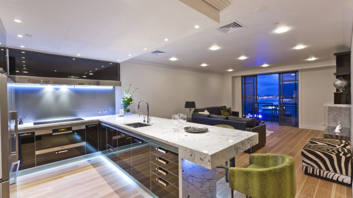 Kücheninterieur mit schwarzen Möbeln