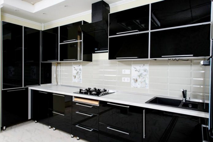 schwarze Hochglanzküche im minimalistischen Stil eingerichtet