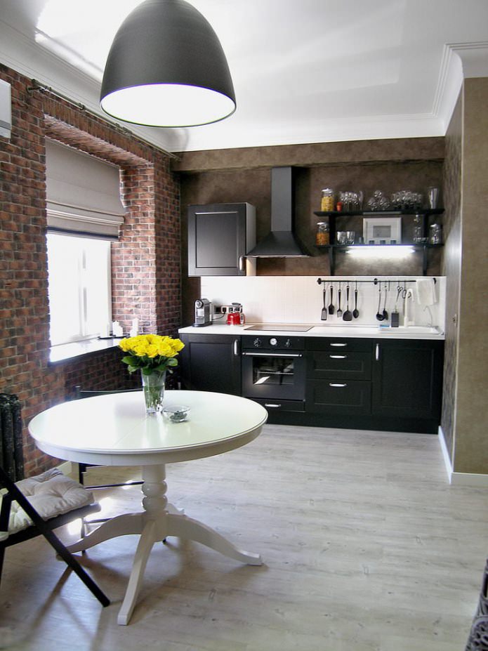 schwarzes Set im Interieur einer kleinen Küche