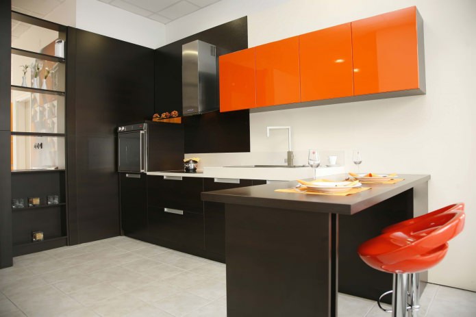 Schwarz-orangefarbenes Küchenset mit Bartheke