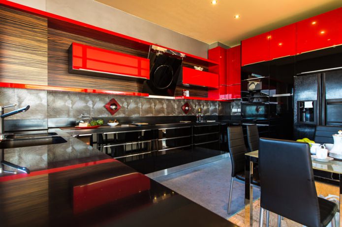 Schwarz-rotes Küchenset in einem modernen Kücheninterieur