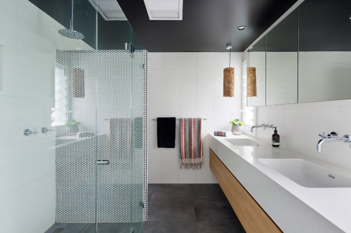 schwarze Spanndecke im Badezimmer
