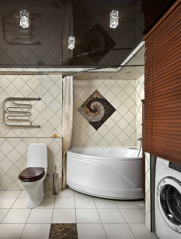 glänzende schwarze Spanndecke im Badezimmer