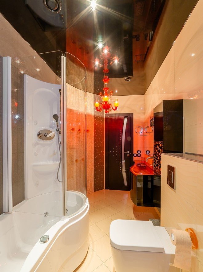 glänzende schwarze Spanndecke im Badezimmer