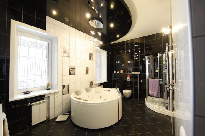 Zweistufige Spannstruktur im Badezimmer