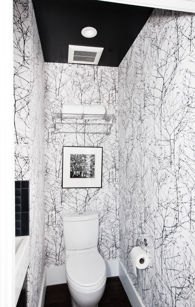 schwarze Decke im Badezimmer
