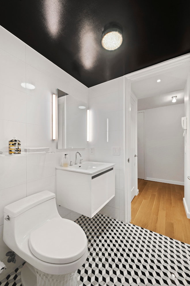 schwarze Decke im Badezimmer