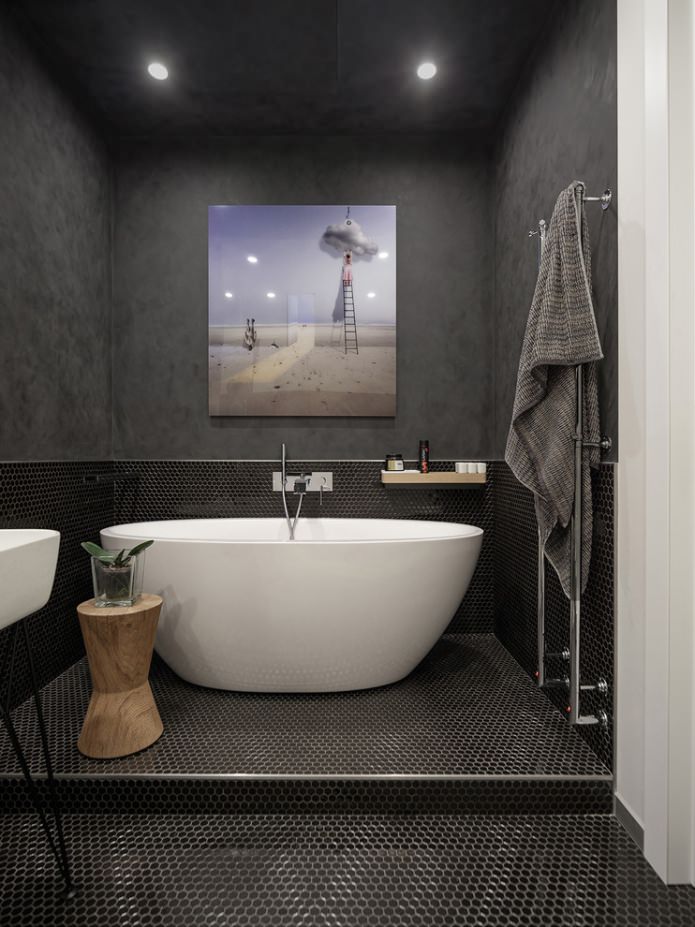 schwarzes Mosaik im Badezimmer