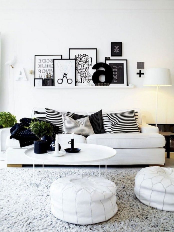 Regal mit Bildern über dem Sofa