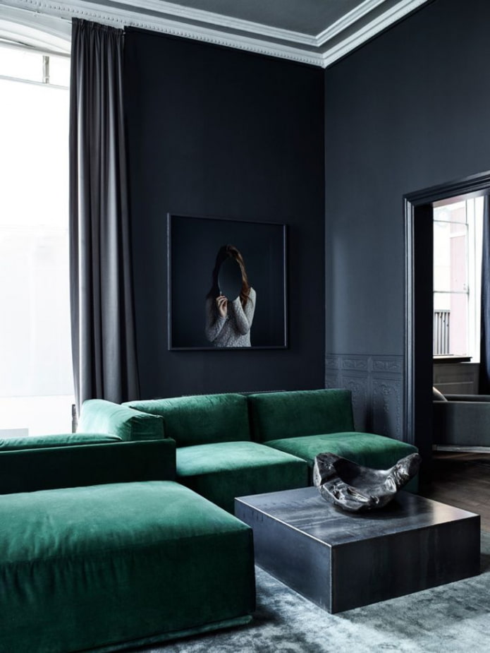 Smaragdgrünes Sofa im Wohnzimmer