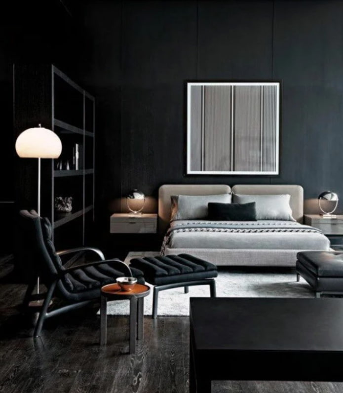 schwarze Möbel in einem schwarzen Zimmer
