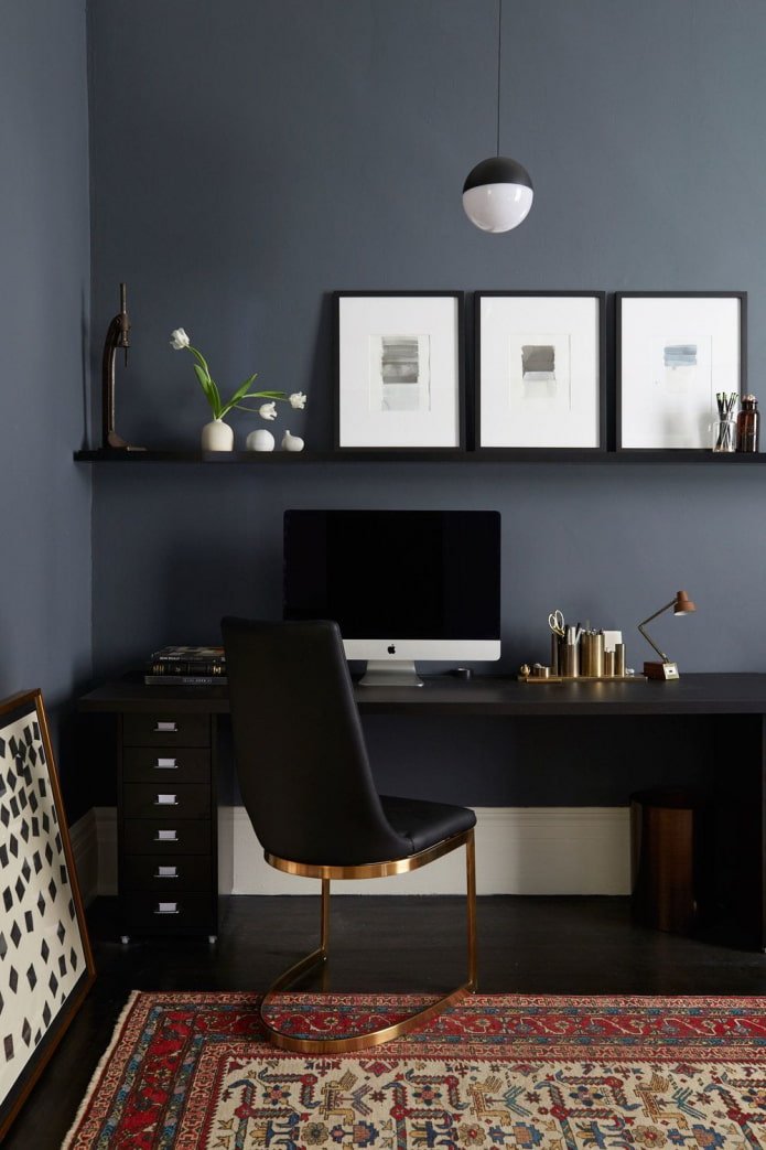 Büro in einer dunklen Farbe