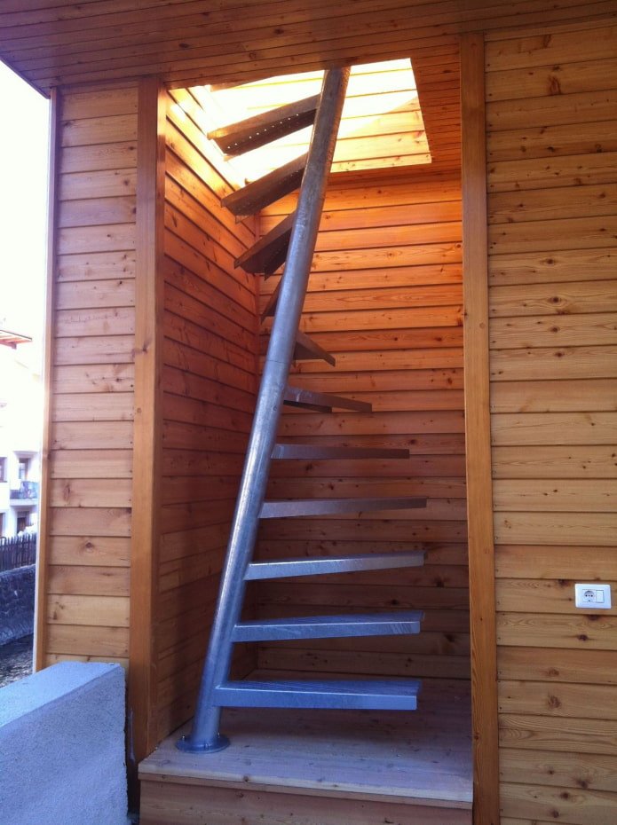 Wendeltreppe mit schrägem Ständer