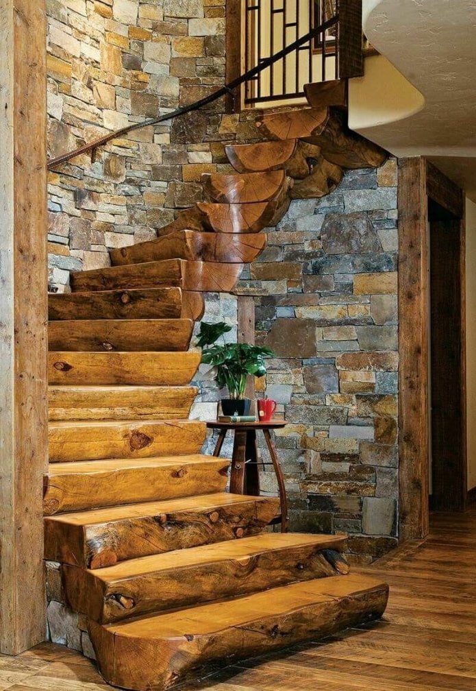 Treppe aus Baumstämmen